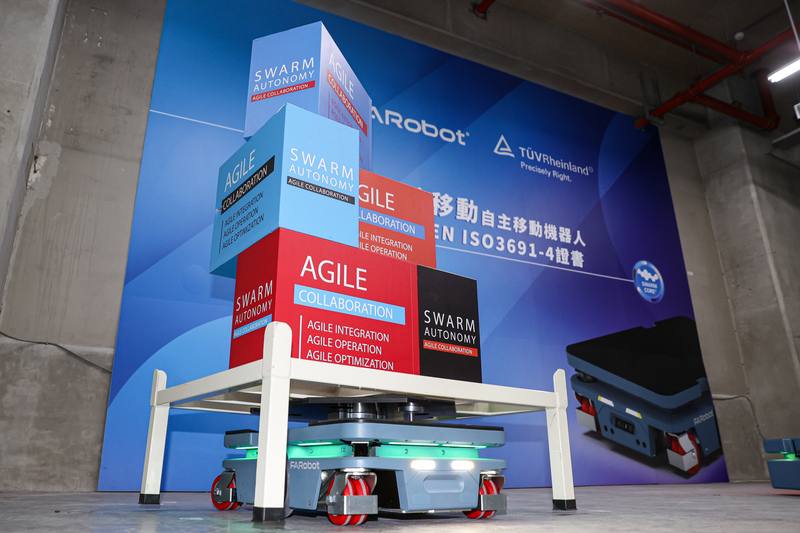 法博智能董事長杜墨璽透露，工業機器人溝通方案除切入鴻海、凌華廠區外，已打進化纖、面板等廠，未來將鎖定PCB、PCBA、電動車等對工業自動化產線要求高的領域，半導體產業也是布局重點