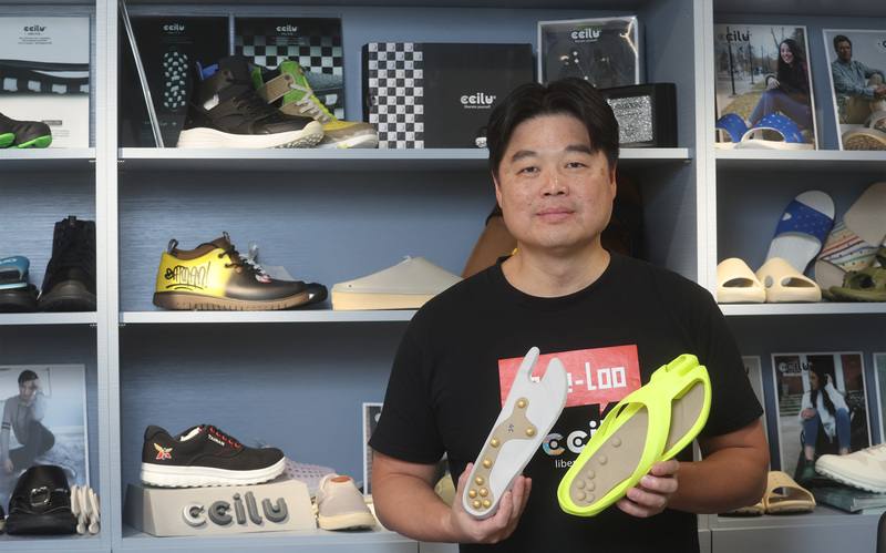 馳綠國際與光宇材料合作，將矽晶圓廢料打造成彈力拖鞋，每雙能減少0.5公升的石油消耗與1公斤的碳排放量。馳綠國際執行長許佳鳴手上拿著用矽晶圓廢料製成的環保拖鞋