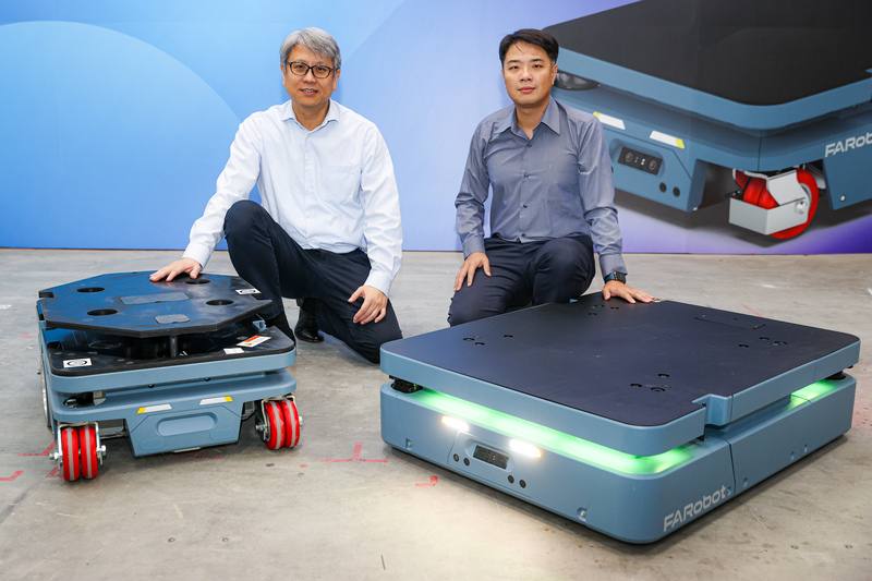 法博智能董事長杜墨璽（左）表示，工業機器人如同移動的感應器，如何在廠區內讓各種不同廠牌的自動化機器人和產線設備互連互通，並將即時蒐集的大數據上傳到雲端分析，轉化成人工智慧（AI）資訊，才是數位轉型成功的關鍵