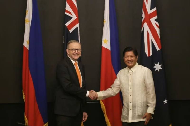 菲律賓總統小馬可仕（右）9月和澳洲總理艾班尼斯（左）會面。（路透社）