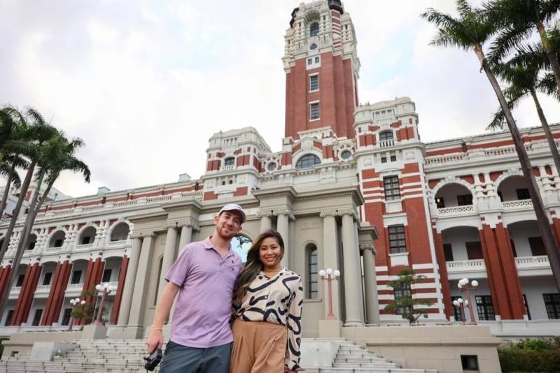 美國網紅德魯．賓斯基（Drew Binsky）（左）與妻子迪娜．戈柏（Deanna Goldberg）（右）近期來台參加中華文化總會活動「來去總統府住一晚」，賓斯基表示，他造訪寶島已有7次，每次都有獨一無二感受。（文總提供）