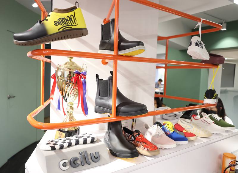 馳綠國際研發第一款環保鞋－咖啡小白鞋，於2020年上半年問世，在台募資超過新台幣千萬元，同年下半年，推出以15支海廢寶特瓶做出的寶特鞋，募得2250萬元，創下鞋服類產品募資史上最高紀錄，也使用15杯回收咖啡渣做成的咖啡雨靴，款式更多變、且具有設計感