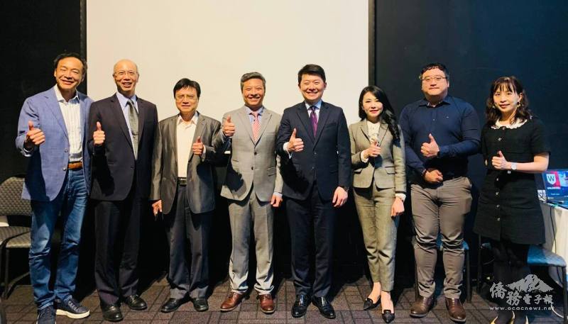 貴賓合影：西雪梨大學副校長藍易振(左4)、駐雪梨辦事處吳正偉處長(右4)、僑務委員林栢梧(左3)、雪梨文教中心主任施博祥(左2)、雪梨臺灣貿易中心主任蔡英庠(右1)、大洋洲臺灣商會聯合總會總會長劉姸宏(右3)、青商會長葉禮丞(右2)、名譽總會長熊強生(左1)