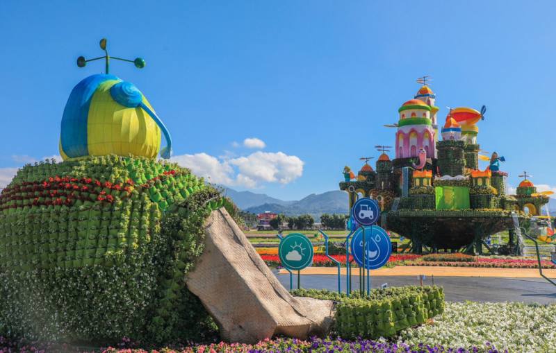 2023新社花海暨台中國際花毯節開幕2週已吸引逾200萬人次參觀，全台首座飄浮空中花卉城堡「漂浮花都」佳評如潮。（台中市政府提供）