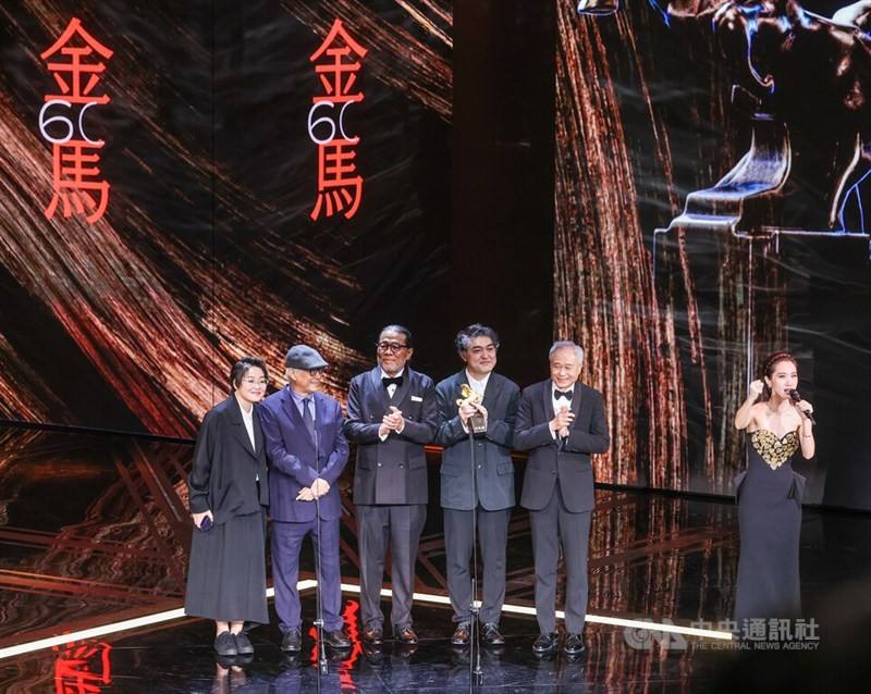 The 60th Golden Horse Awards ceremony host LuLu (right) announces the the conclusion of the annual film event held in Taipei Saturday. Film director Ang Lee (second right) and the Golden Horse committee Chairman Mark Lee Ping-bing (third left) are on the 