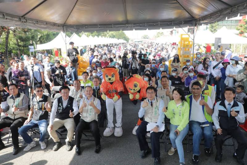 台南市政府26日在善化啤酒廠舉辦國產牛肉行銷活動，市長黃偉哲（前右4）出席開幕式，向民眾推薦牛肉湯等特色產品。（台南市政府提供）