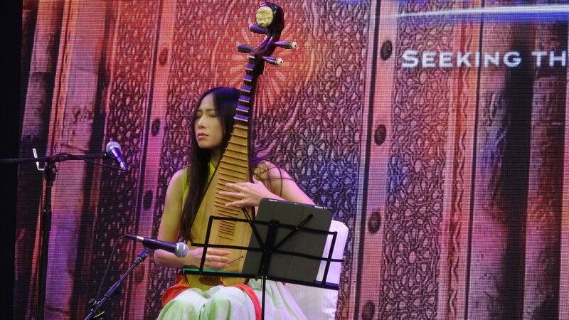 印度知名「靈性音樂季」（Ruhaniyat）24日晚間在新德里舉辦，台灣琵琶演奏家梁家寧受邀演出，以文武不同風格的曲目征服現場觀眾。