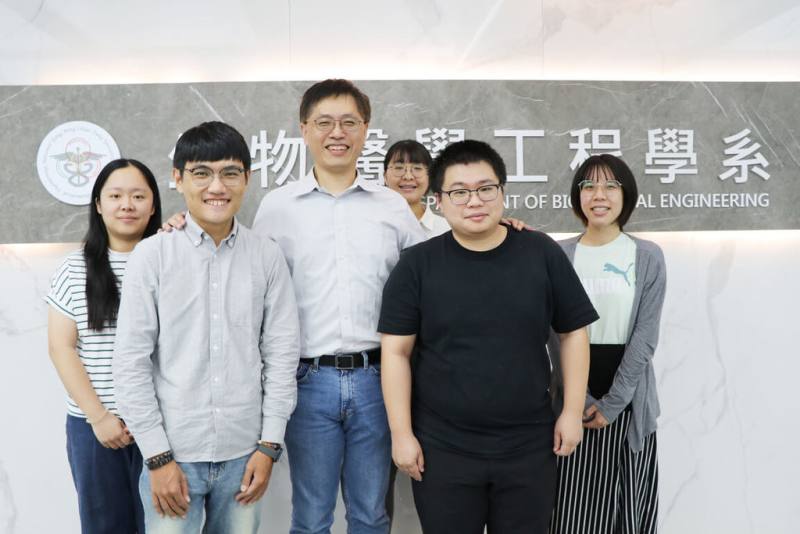 陽明交通大學生物醫學工程學系團隊與國際醫材大廠合作，透過石墨烯神經探針晶片技術，證實深腦電刺激可顯著改善動物憂鬱行為，研究成果刊登於國際期刊。（陽明交大提供）