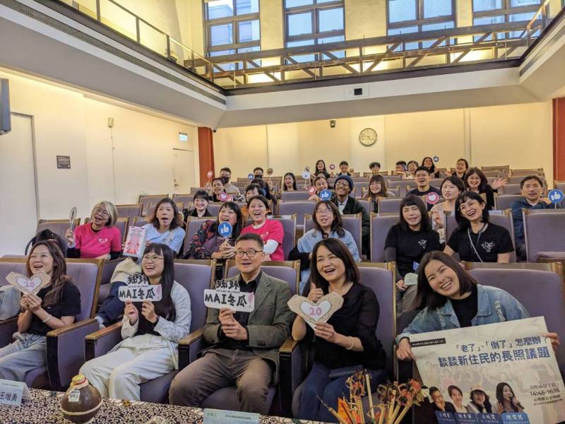 今年適逢南洋台灣姊妹會成立20週年，「姊妹會暨移民運動20週年系列講座」25日、26日連續兩天在台灣博物館舉辦，最後一場講座聚焦探討新住民的長照議題，邀請到政治大學社工所教授王增勇、家庭照顧者關懷總會秘書長陳景寧以及新二代王秋雯擔任與談人。