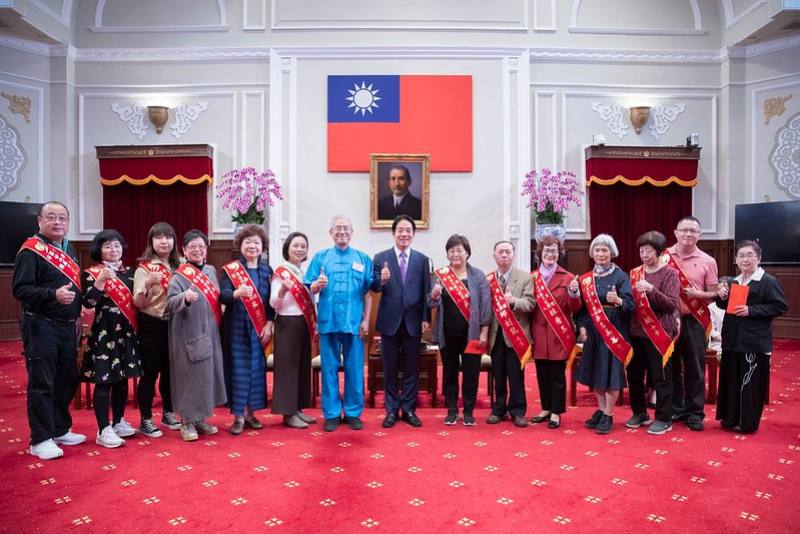 副總統與出席人員合影