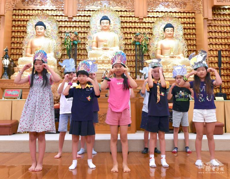 一年級學生表演「快樂天堂」