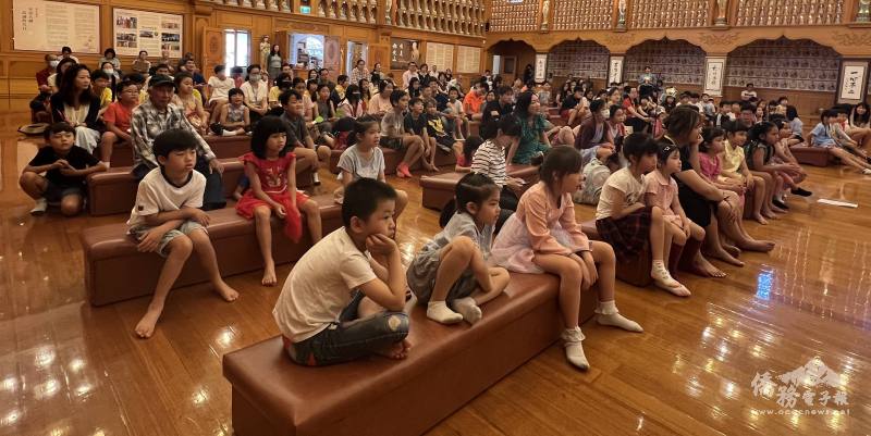 學生們專注觀賞表演