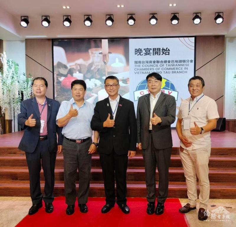僑務委員蔡文瑞(左一)、駐胡志明市辦事處處長韓國耀(左二)、新任會長陳威光(中間)、越南臺灣商會聯合總會總會長簡智明(右二)、副會長陳柏魁(右一)合影