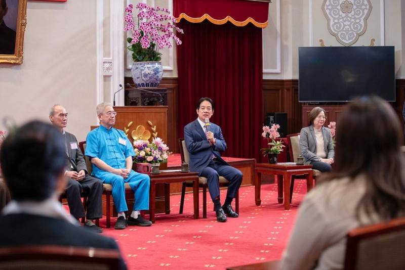 賴清德副總統27日上午接見「社團法人中華慈光愛心會第26屆『大愛獎』得獎人及其身心障礙子弟」