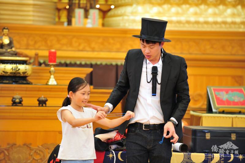 魔術師林庭宇邀請學生參與互動表演