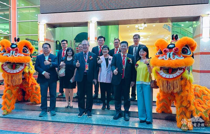 僑務委員會委員長徐佳青蒞臨會場大廳外合照