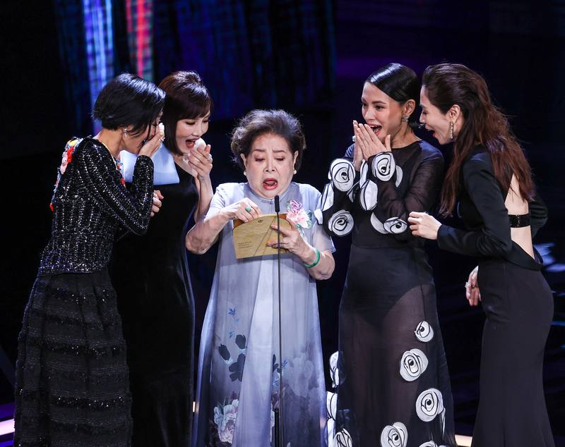 第60屆金馬獎邀請5名歷任影后桂綸鎂（左起）、陳湘琪、陳淑芳、李心潔、謝盈萱共同見證新科影后誕生，在撕開得獎者信封的瞬間，眾人一起露出驚喜神情。