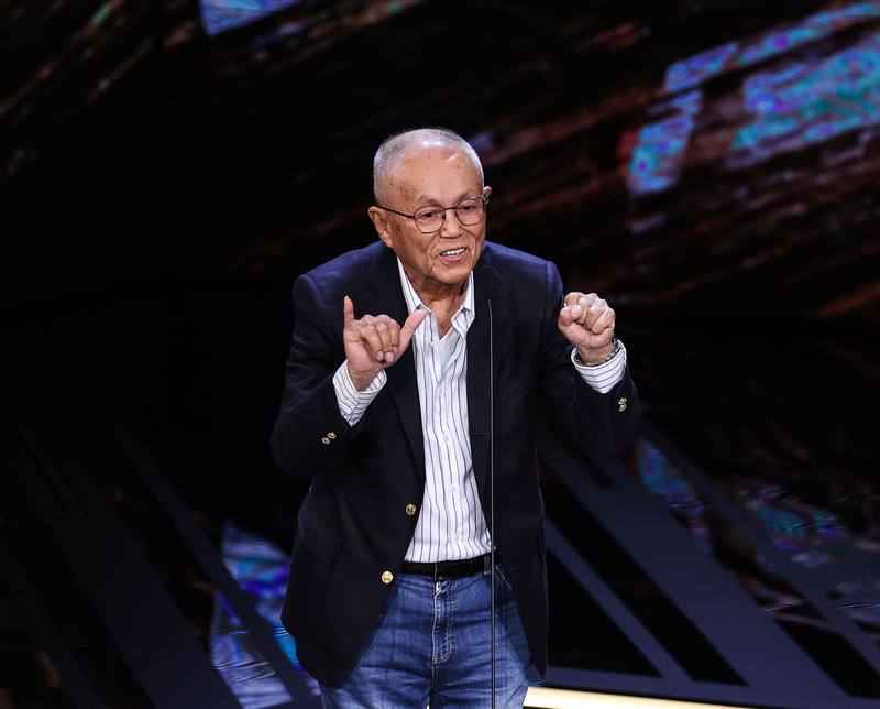 「小畢的故事」導演陳坤厚25日晚間獲頒第60屆金馬獎終身成就獎，他的電影生涯跟金馬獎同壽，他在台上細數進入電影產業60年的回憶，也說一部電影要靠許多緣分才能完成。