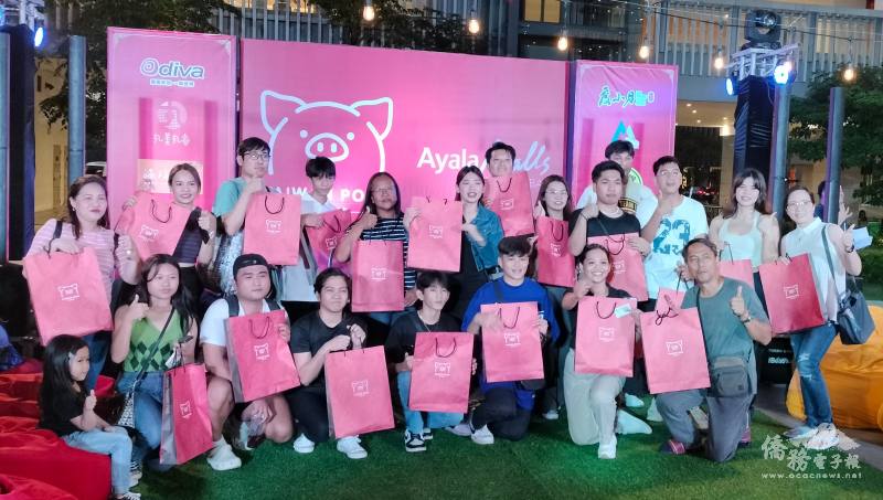 謝忠安（後排中）贈送「神秘豬豬」好禮予現場幸運兒