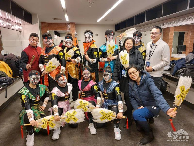 表演開始前，駐多倫多辦事處副組長吴秋月（二排右二）、秘書柯緯倫（前排右一）特別到場為團員們打氣