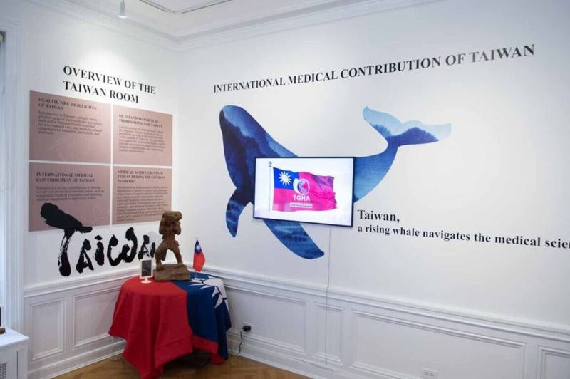 美國芝加哥國際外科醫學博物館台灣廳今年藉由數位化更新展出，9月正式開幕，以「藍鯨」作為意象的「台灣國際醫療貢獻」主題展區，象徵台灣致力成為醫學瀚海的巨人。（國際外科學會中華民國總會提供）