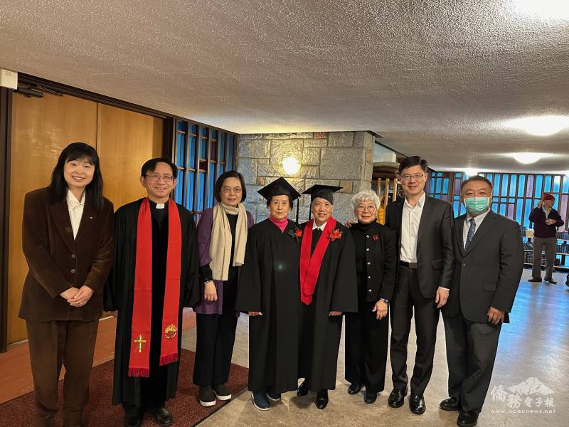 駐溫哥華辦事處副處長陳淑姿(左3)、僑務組秘書黃慶育(右2)與兩位畢業生及牧師謝大立(左2)、校長闕雅美(右3)、長老顏聯冠(右1)於畢業典禮後合影