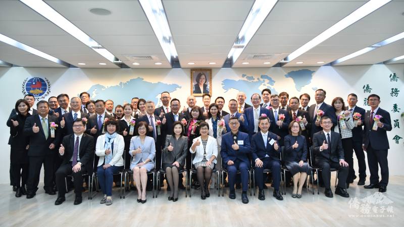 僑委會委員長徐佳青（前排中）與中華民國第46屆、海外華人第32屆創業楷模暨創業相扶獎得主