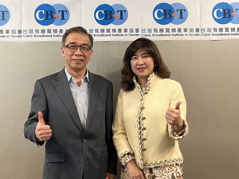 台灣有線寬頻產業協會（CBIT）於27日選任第11屆新任理事長，台灣數位光訊科技集團（台數科）董事長廖紫岑（右），從前任理事長、凱擘公司董事長鄭俊卿（左）手中接下理事長職務。（CBIT提供）