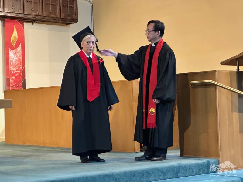 牧師謝大立 (右)為畢業生湯雪雲(左)的學士帽撥穗祝福