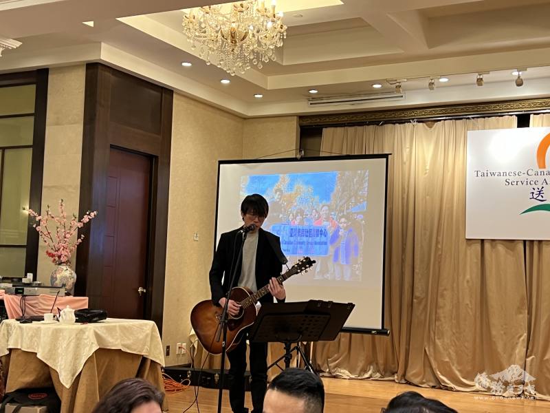 僑青歌手Kerr Lee演唱臺語、中文及原住民歌曲