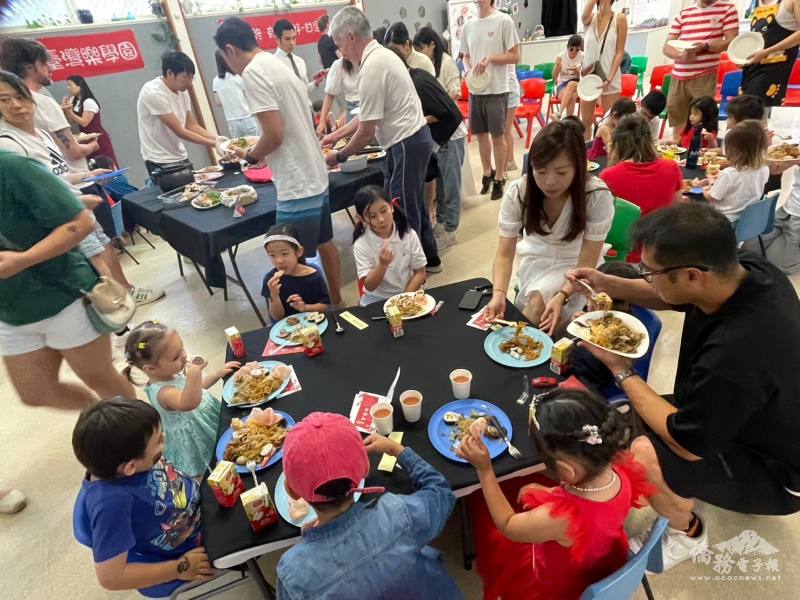 家長和學生共同體驗熱鬧滾滾的「呷辦桌」