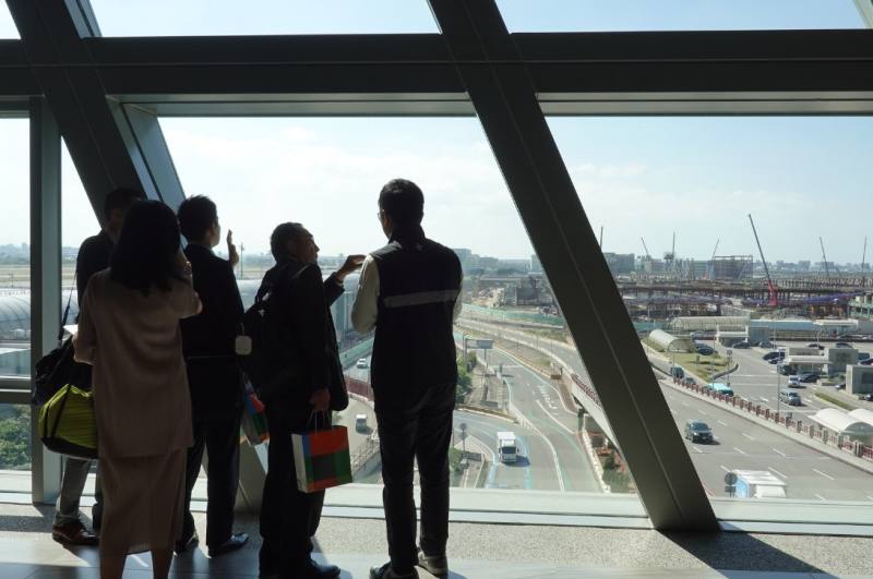 參加研討會的日方專家休息空檔，於桃機第二航廈眺望第三航廈工地