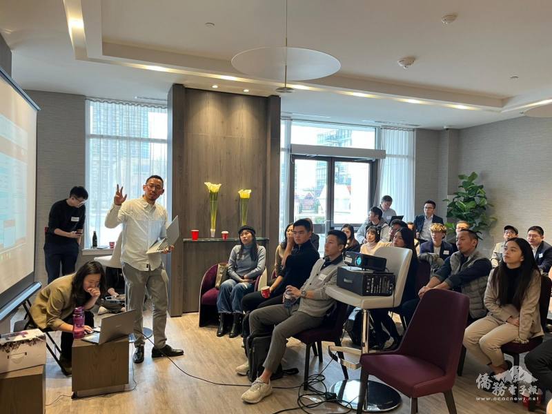 Senior Helpers公司負責人黃柏翔以簡報說明如何撰寫商業企劃書