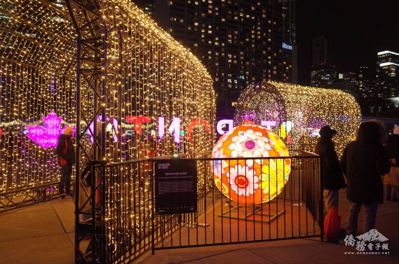 今年的多倫多燈節的燈飾也融合多元文化，花布燈籠特別吸睛