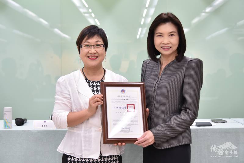 徐佳青（左）頒發感謝狀予會長陳麗如（右），感謝率領新創總會及泰國磐楷聯誼會捐贈泰北僑校教學設備