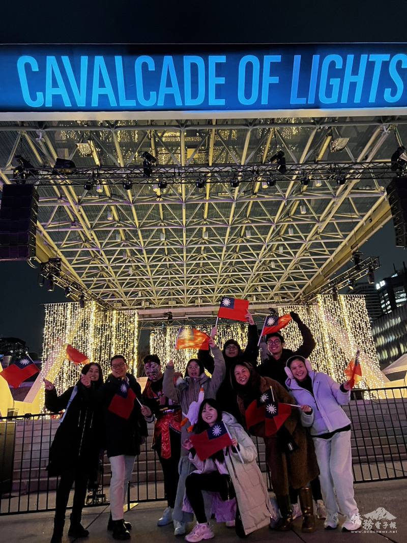 表演圓滿成功，團員們與多倫多文教中心主任藍柏青（左二）開心合影