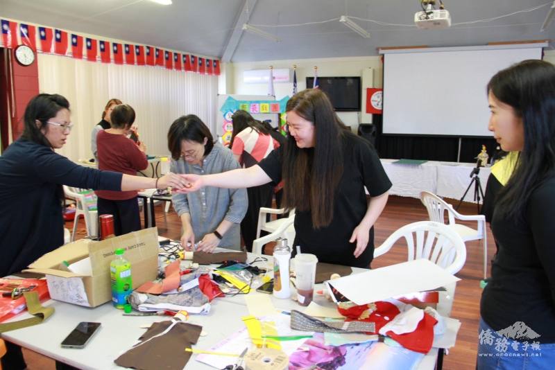 學員們開心發揮創意製作布袋戲偶