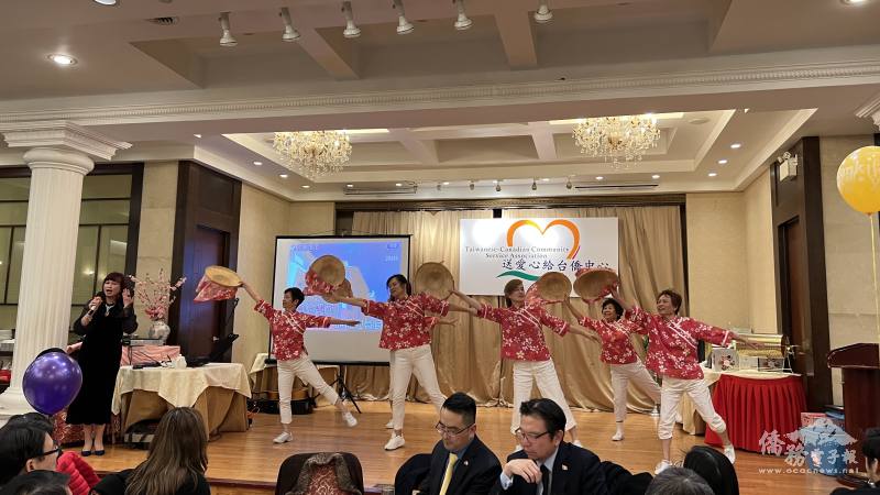 多倫多臺灣客家同鄉會會長徐紫彤演唱「採茶細妹」，並由該會會員伴舞