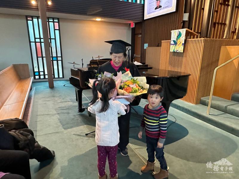 畢業生林陳秀香的兩位曾孫贈花祝賀