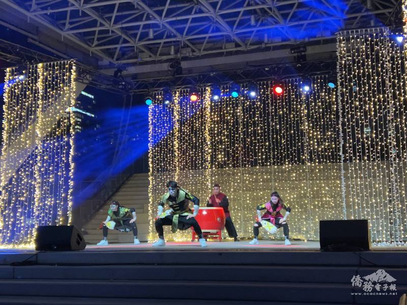 多倫多戶外溫度近零度，鐵四帝舞者不畏寒冷，賣力演出