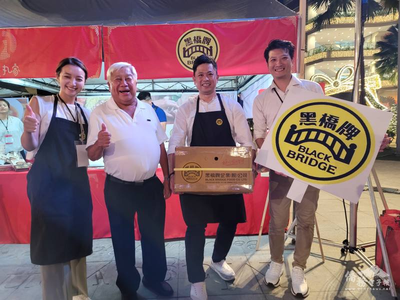 僑胞張英森（左2）向臺灣廠商購買一整箱黑橋牌豬肉品