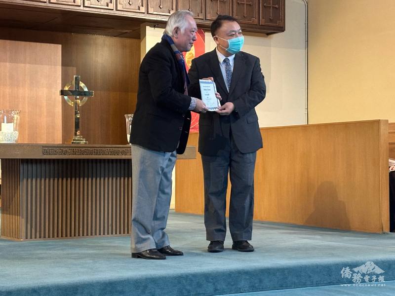 長老顏聯冠(右)頒發應屆學生結業證書