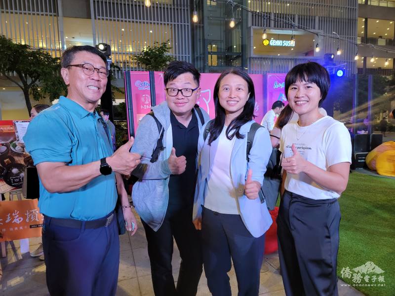 林登峰（左1）和與會的臺灣交通部觀光署人員合影