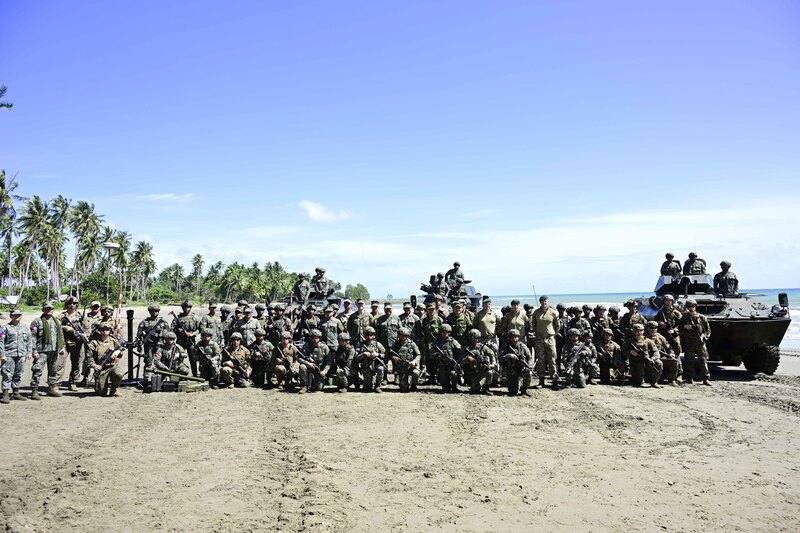 面對中國在南海步步進逼，菲律賓急速強化與盟邦軍事合作。圖為菲美陸戰隊16日在巴拉旺島進行「海上戰士合作」海岸防衛演習後合影。