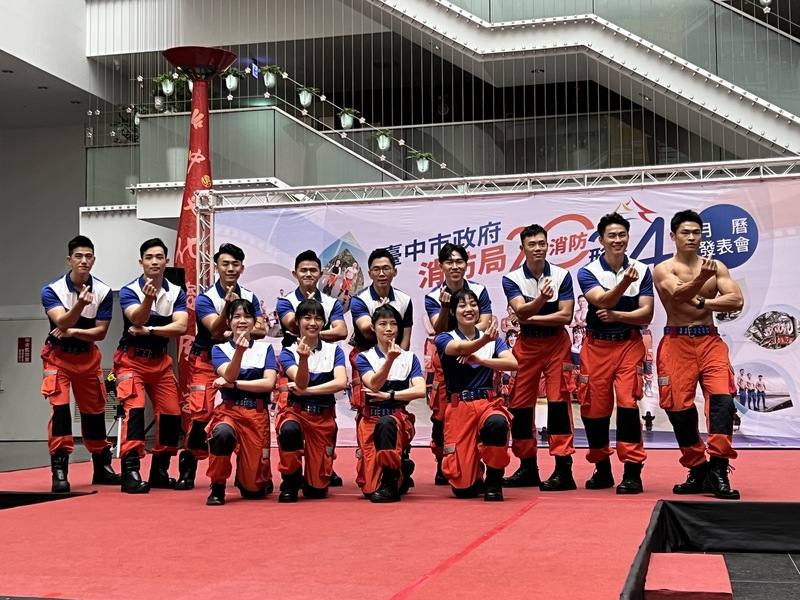 台中市消防局27日舉辦2024消防形象月曆發表會，參與拍攝的13名男女警義消現身會場，讓台下觀眾尖叫聲不斷。