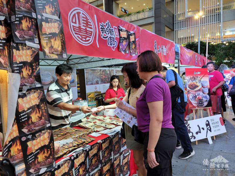 僑胞品嘗臺灣美食