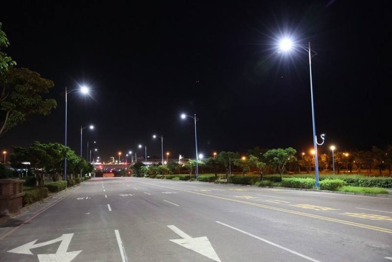 新北市政府10月起啟動「節能路燈換裝計畫」第3階段工作，將在1年內針對全市剩餘19.3萬盞路燈全面進行汰換。（新北市工務局提供）