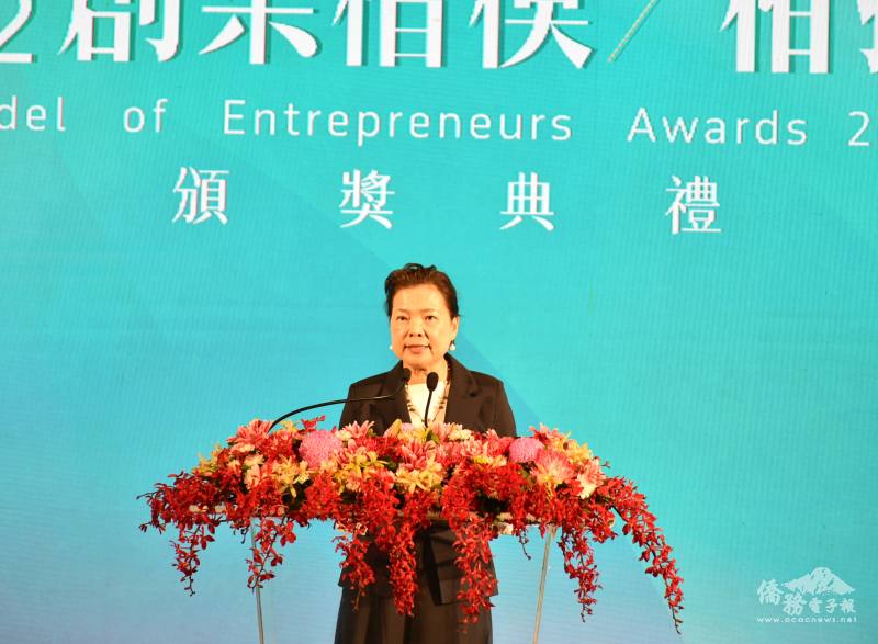 經濟部部長王美花感佩獲獎企業以創新求變的精神，成為臺灣經濟發展的原動力