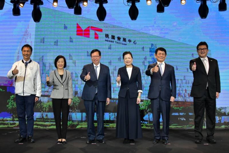 「桃園會展中心營運移轉案簽約記者會」與會嘉賓合影