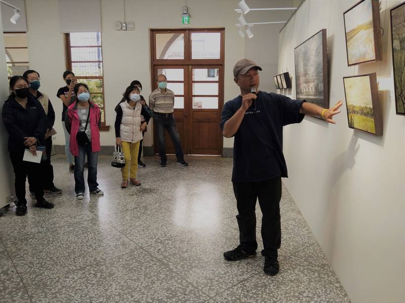 藝術家洪俊銘(右1)進行作品導覽解說